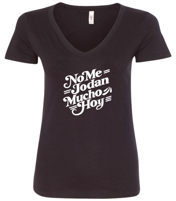 black v-neck t-shirt saying no me jodan mucho hoy